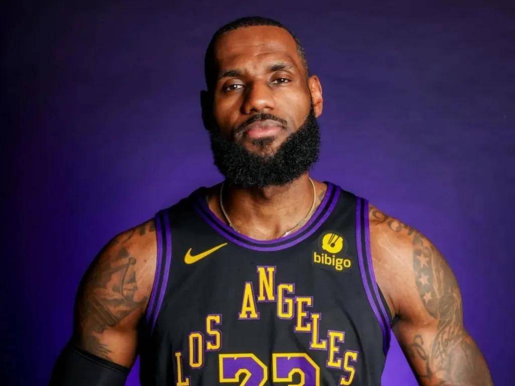 包含中国队观众热烈欢呼！，詹姆斯迎来七赛季出色发挥热度持续攀升的词条